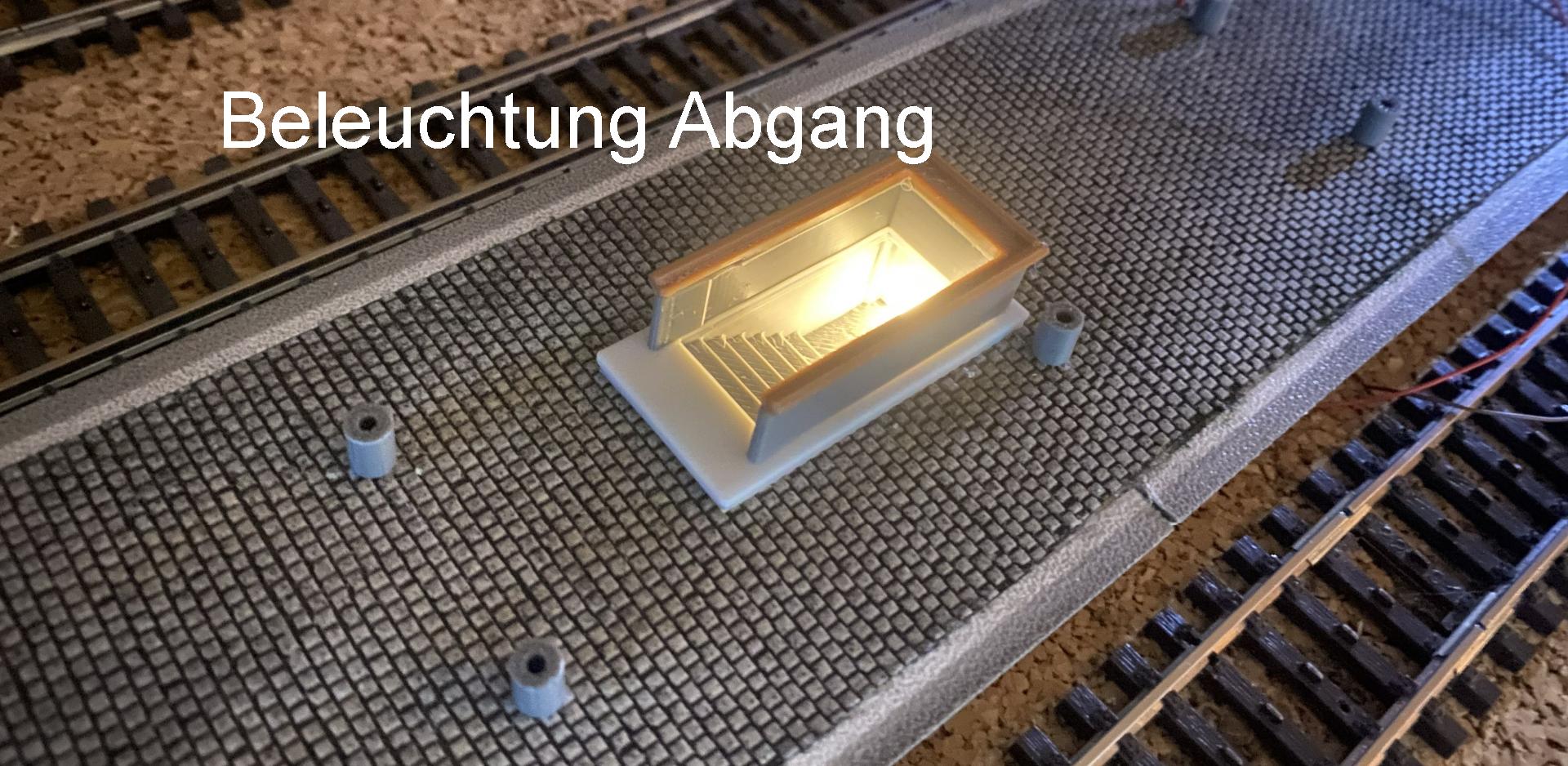 Bahnsteig beleuchtet